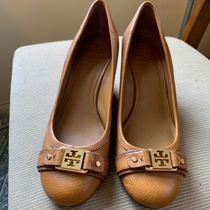 Tory Burch round toe heel wedsges